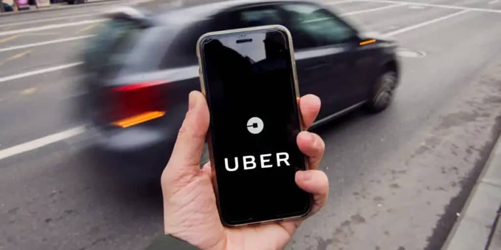 Motorista com carteira assinada e dinheiro de volta a passageiros: Uber é atingida por 2 viradas em fevereiro