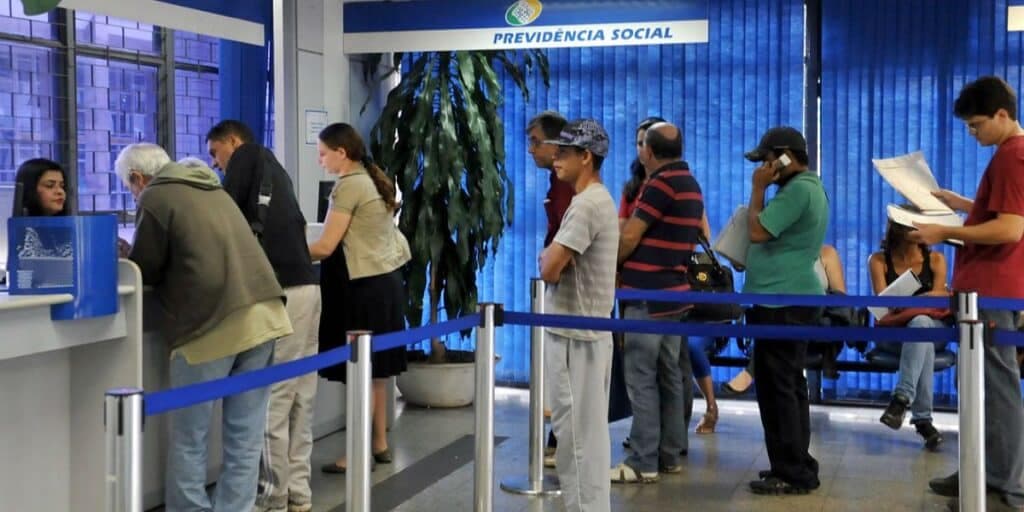 Na casa dos 50, 15 anos de contribuição e valor: 3 anúncios garantem aposentadoria antecipada no INSS