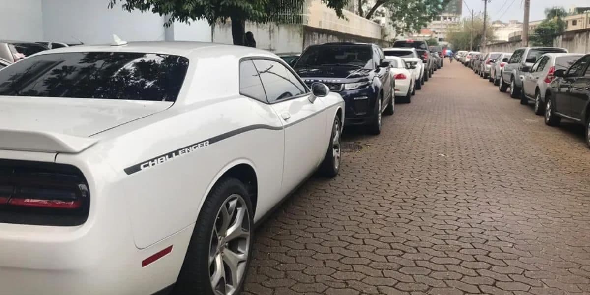 Carros apreendidos dos donos (Reprodução: Foto: Bernardo Bortolotto/RBS)
