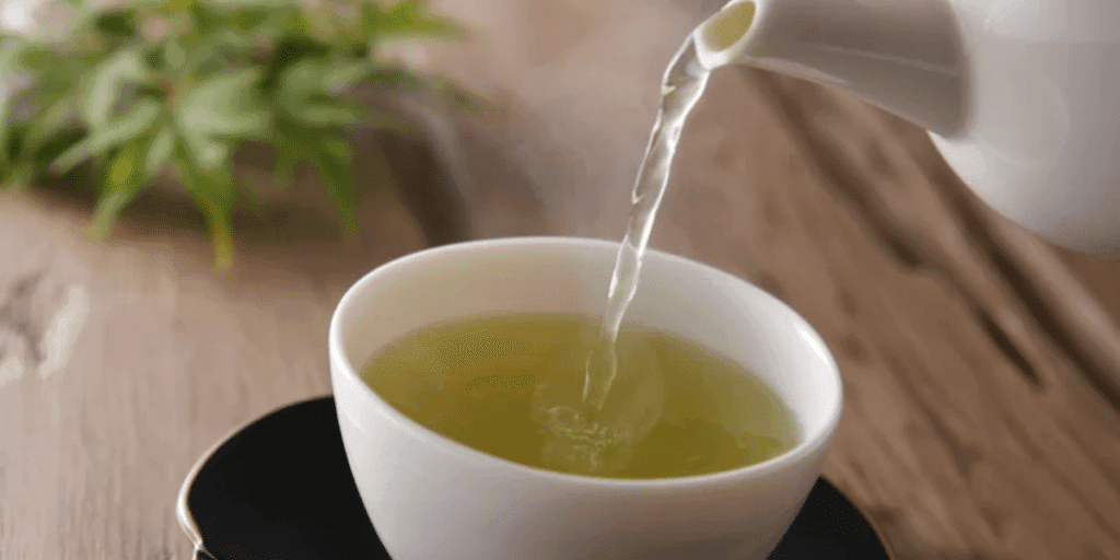 Fim das varizes: Chá milagroso com ingrediente natural é capaz de dar adeus ao pesadelo de muitas senhoras