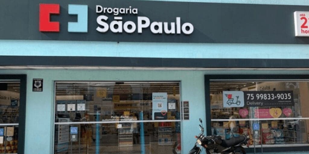 14 bilhões e mundo das farmácias paralisado: A fusão da Drogaria SP com a maior rival pra derrubar a Droga Raia