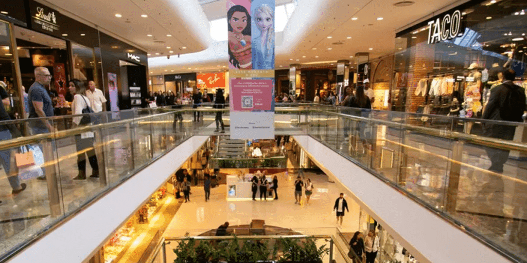 Fechamento geral nos shoppings: Mais 100 lojas estão extintas em 2024 pra terror da maior varejista do Brasil