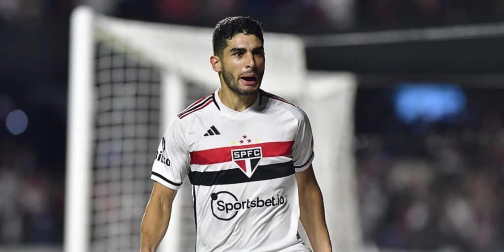 Michel Araújo é um jogador de futebol (Foto: GUSTAVO MOTTA/PERA PHOTO PRESS/ESTADÃO CONTEÚDO)