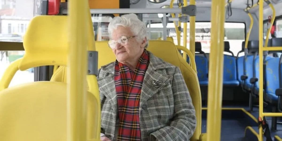 Idosos podem andar de transporte público de graça (Reprodução/Internet)