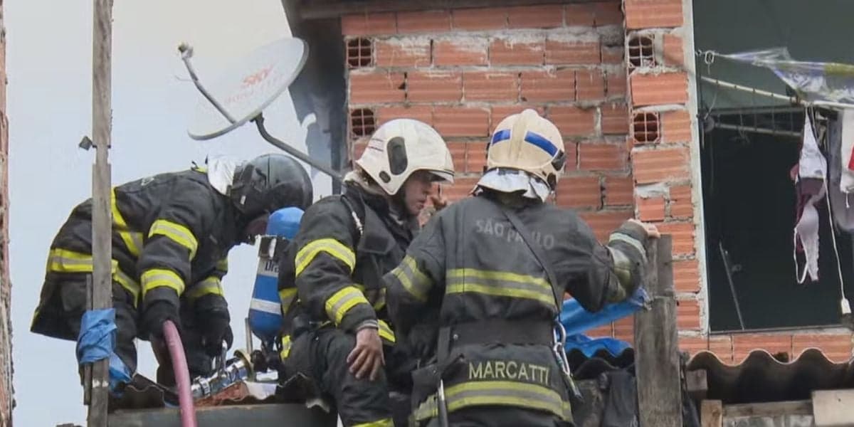 Bombeiros em comunidade (Foto: Reprodução / Globo)