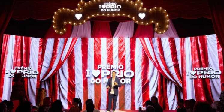 Fabio Porchat entrega prêmio aos atores de comédia na capital paulista