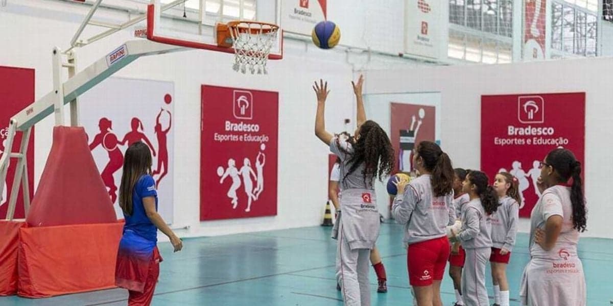 Crianças jogando basquete (Foto: Reprodução / Bradesco Esportes e Educação)