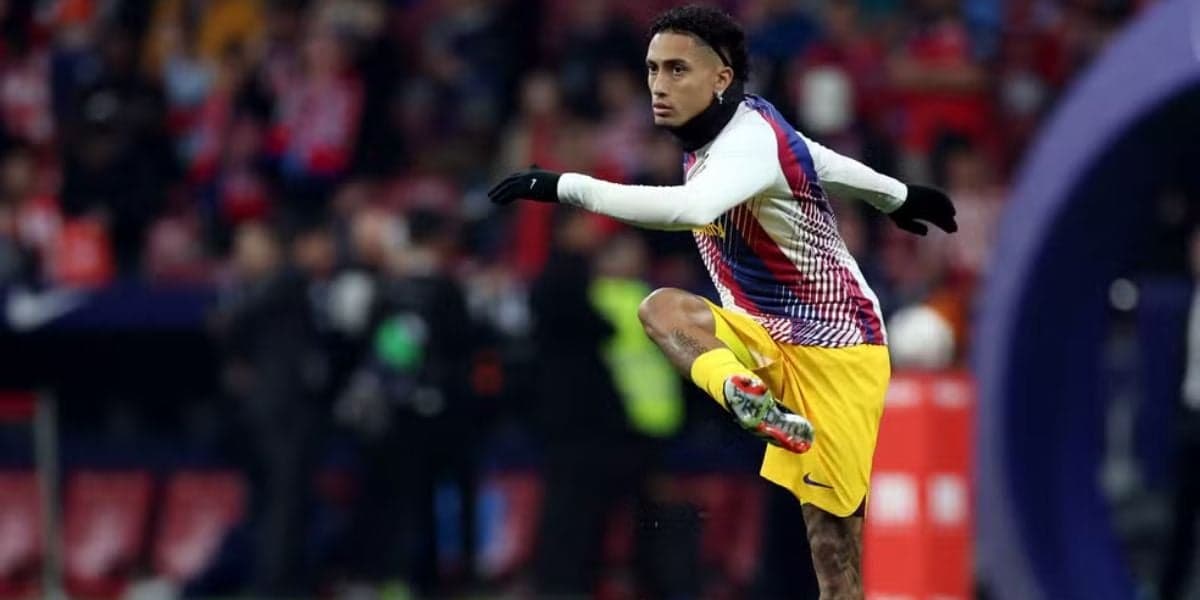 Raphinha aquece antes de Atlético de Madrid x Barcelona — Foto: Reuters