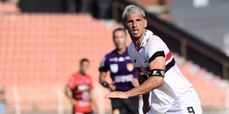 Calleri em ação pelo São Paulo contra o Ituano — Foto: Marcos Ribolli