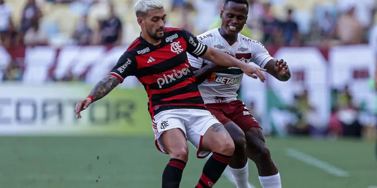 Arrascaeta e Arias disputando uma bola no FLA-FLU - Foto | Reprodução: Internet