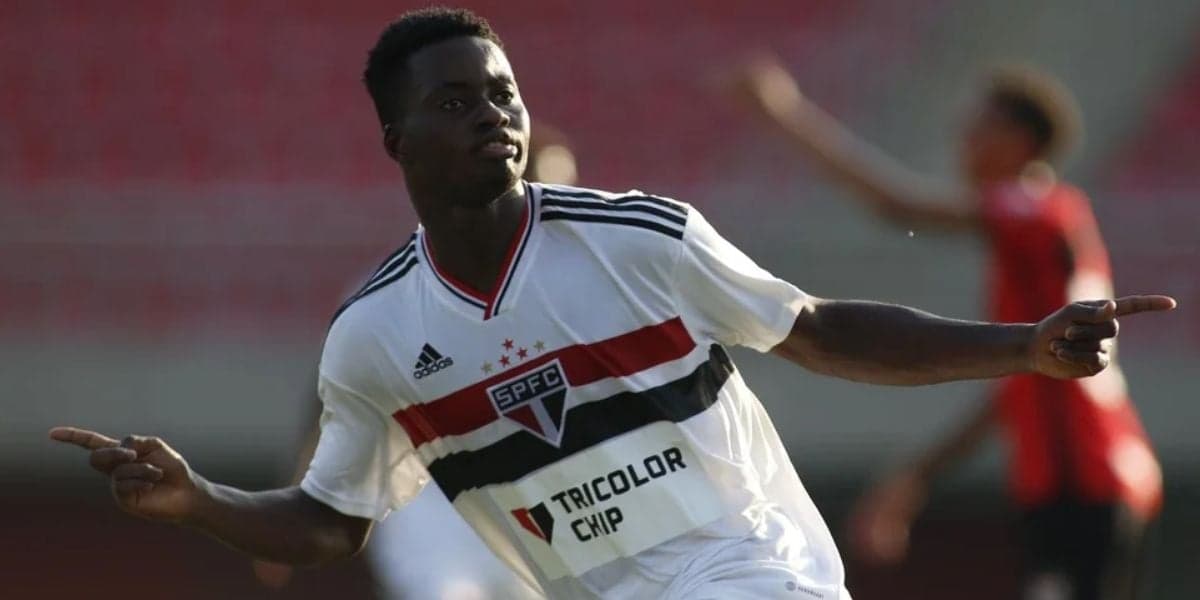 Iba Ly com a camisa do São Paulo- Foto | Reprodução: Internet Iba Ly com a camisa do São Paulo- Foto | Reprodução: Internet