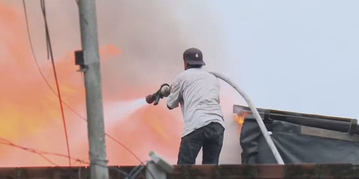 Homem tentando apagar incêndio (Foto: Reprodução / Globo)