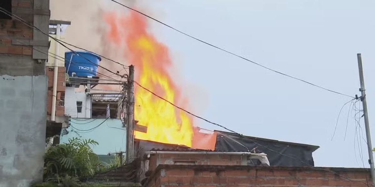 Incêndio em comunidade (Foto: Reprodução / Globo)