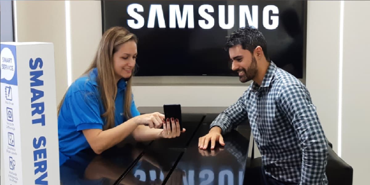 Funcionária da Samsung ajudando cliente (Foto: Reprodução/ Internet)