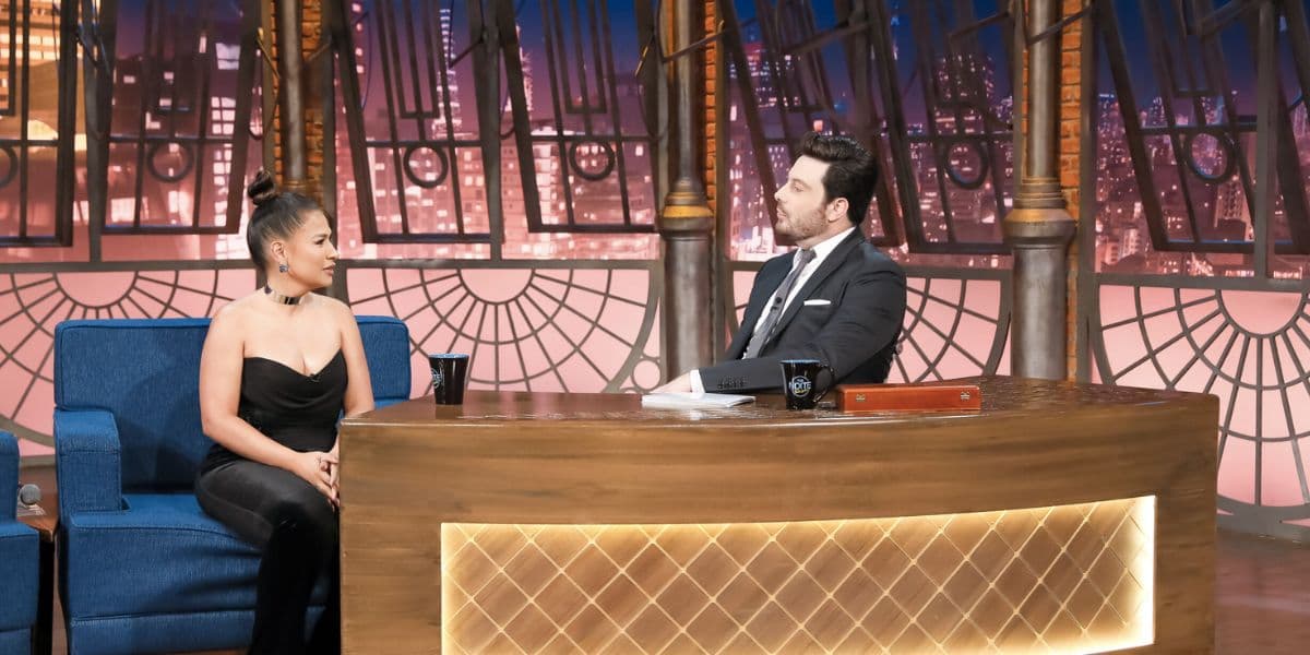 Simone Mendes e Danilo Gentili no The Noite (Foto: Reprodução / SBT)