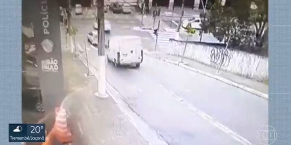 Van na rua em alta velocidade (Foto: Reprodução / Globo)