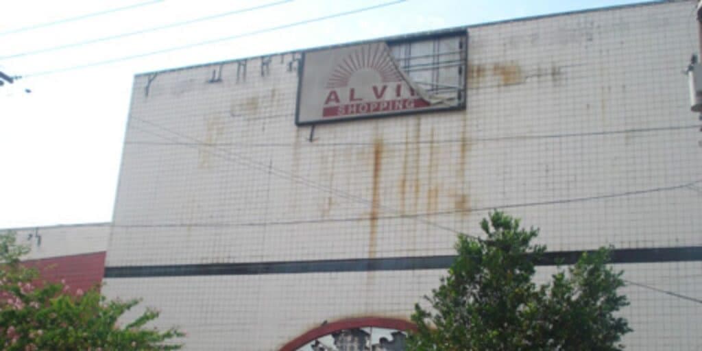 Shopping Artur Alvim está abandonado até os dias de hoje (Reprodução: Internet)