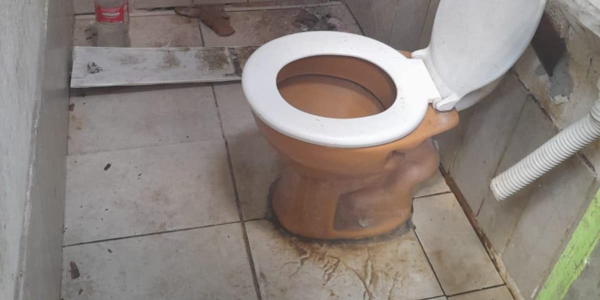 Banheiro encontrada pela Vigilância Sanitária (Foto: Visa Maceió)