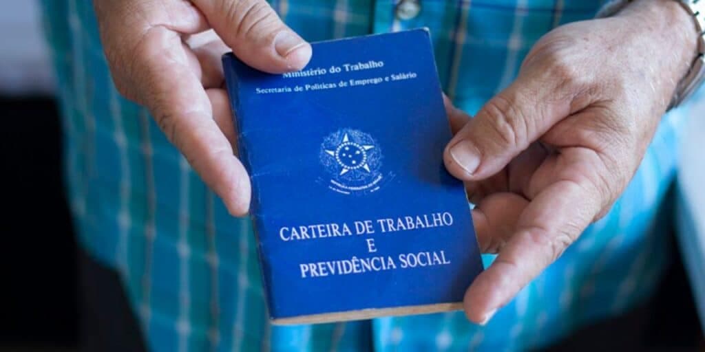 Salário mínimo de R$ 1.640, 13° antecipado e EXTRA liberado: CLTs em êxtase com os 3 presentes