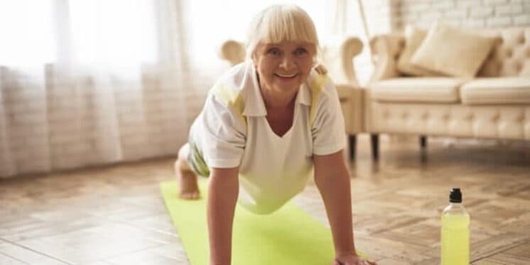 Idosas aos 60+ com corpinho de 30: 5 exercícios de ginástica para senhoras em casa atrasam o envelhecimento