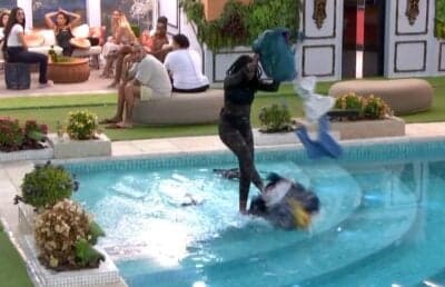 Leidy Elin joga roupas de Davi na piscina (Foto: Reprodução / Globoplay)