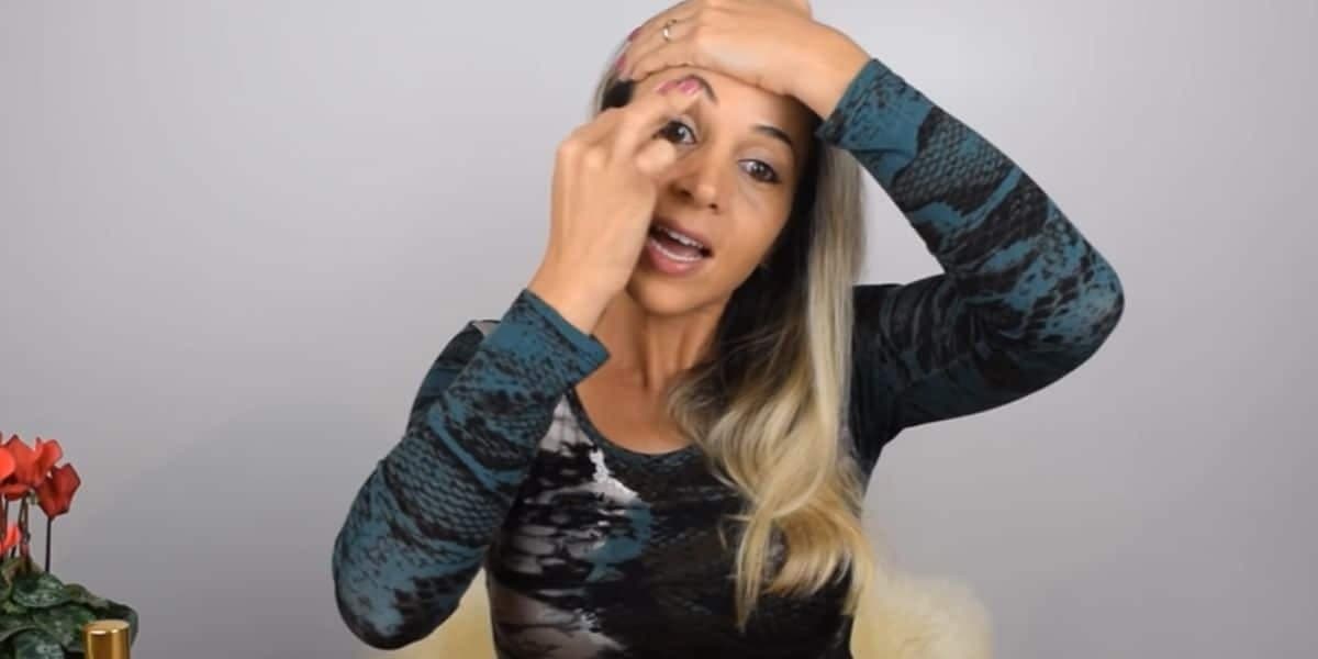Por fim, faça essa manobra nas 2 sobrancelhas (Reprodução: Youtube)
