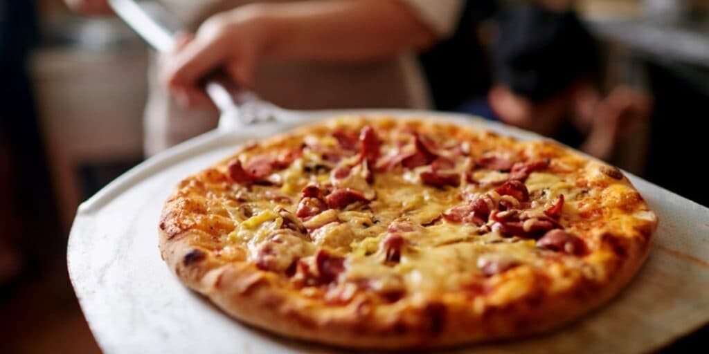 Alimentos podres e falta de higiene: Fechamento urgente de pizzaria tradicional pela Vigilância Sanitária