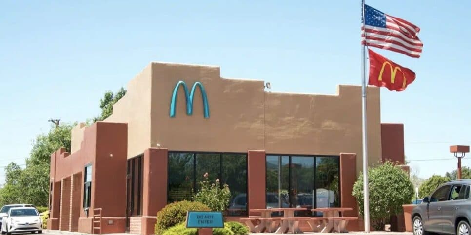 Logotipo azul do Mcdonald's (Reprodução/Internet)