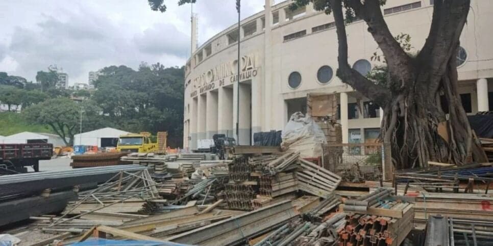 Entulhos na frente do estádio onde será o show (Reprodução/Pedro Cruz/UOL)