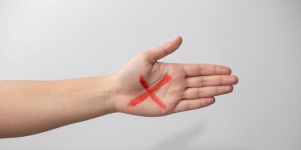 Mão com um sinal de x vermelho (Foto: Reprodução / Freepik)