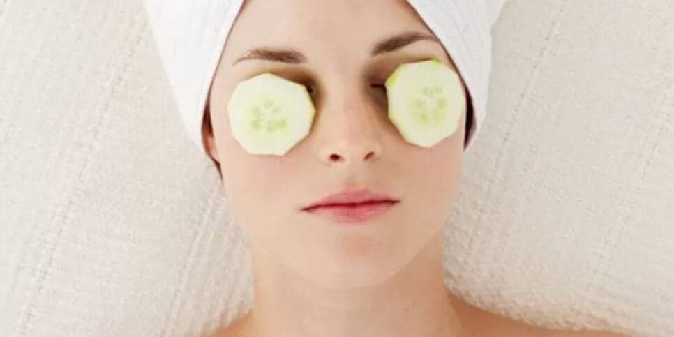 Mulher com pepino no rosto (Foto: Reprodução / Thinkstock)