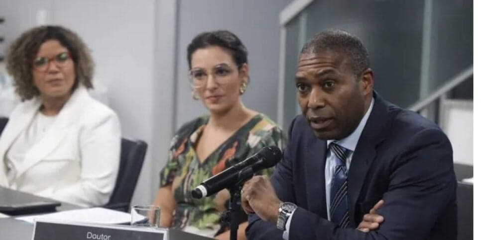 Renata Gil, Adriana Cruz e Tony West (Foto: Reprodução / 55content)