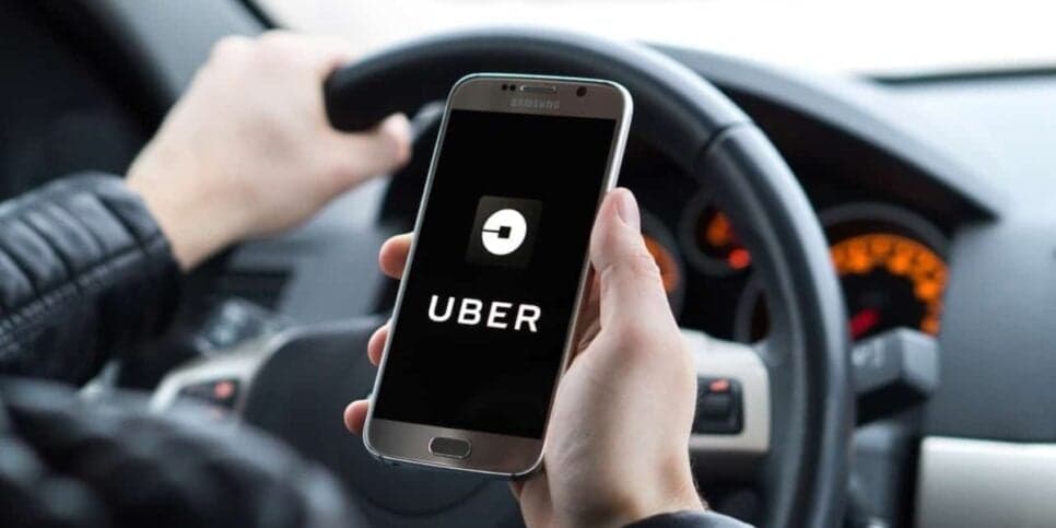 Motorista de uber com o app aberto (Foto: Reprodução/ Internet)