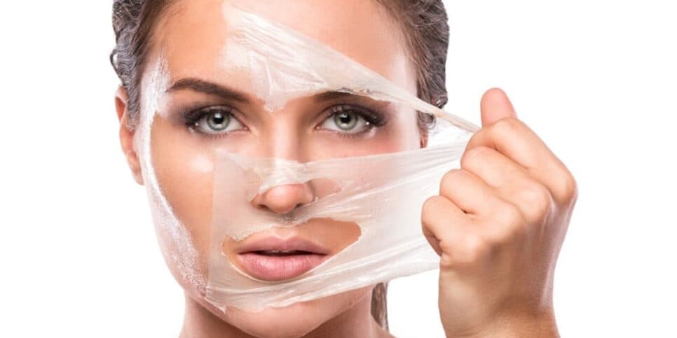 O peeling ajuda a acabar com as manchas da pele do rosto (Reprodução: Interent)
