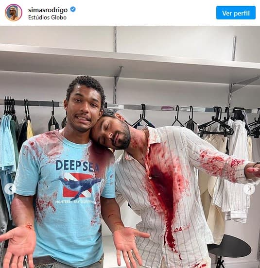 Rodrigo Simas e Juan Paiva nos bastidores de Renascer (Foto: Reprodução / Instagram)  
