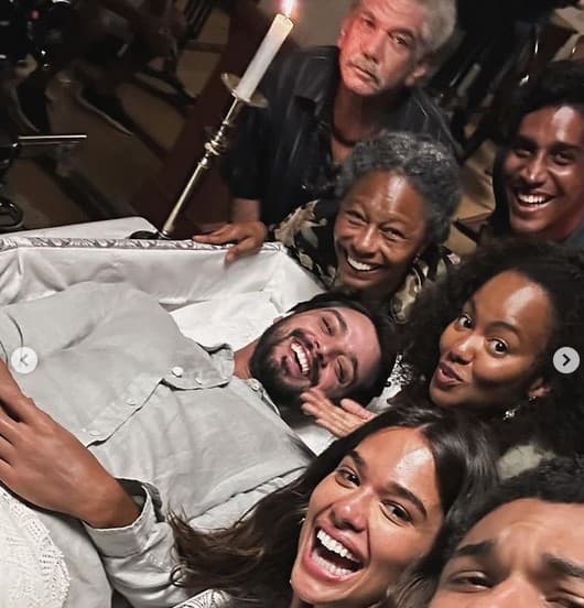 Rodrigo Simas publicou fotos dos bastidores da novela (Foto: Reprodução / Instagram)
