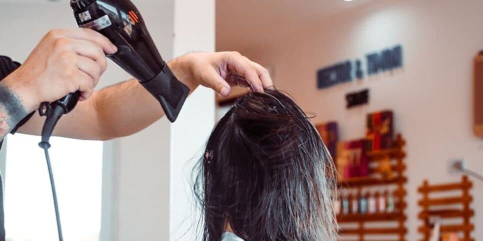 Certifique-se que o cabelo está bem seco (Reprodução: Internet)
