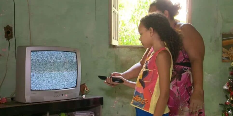As crianças de hoje em dia não tiveram contato com a antiga televisão (Reprodução: TV Gazeta)