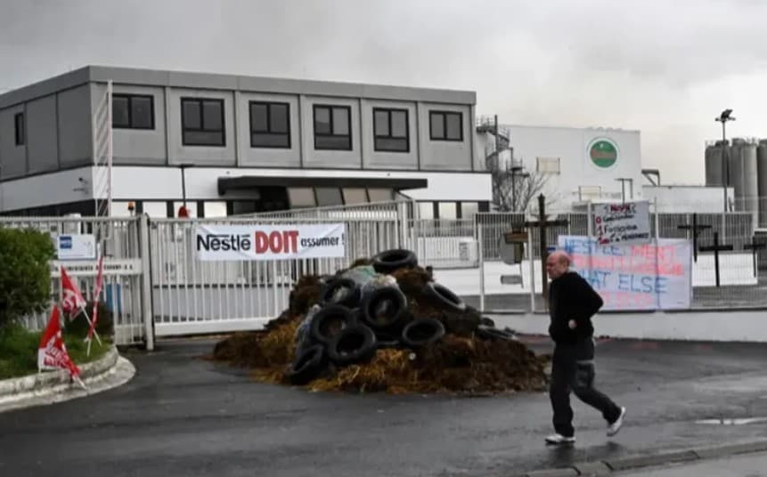 Funcionários queimaram pneus como forma de protesto contra fechamento de fábrica da Nestlé na França após escândalo de pizzas contaminadas (Foto: Reprodução / AFP)
