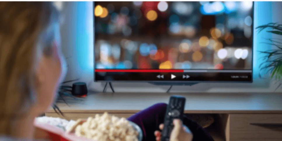 Pessoa assistindo Netflix- foto: reprodução do App