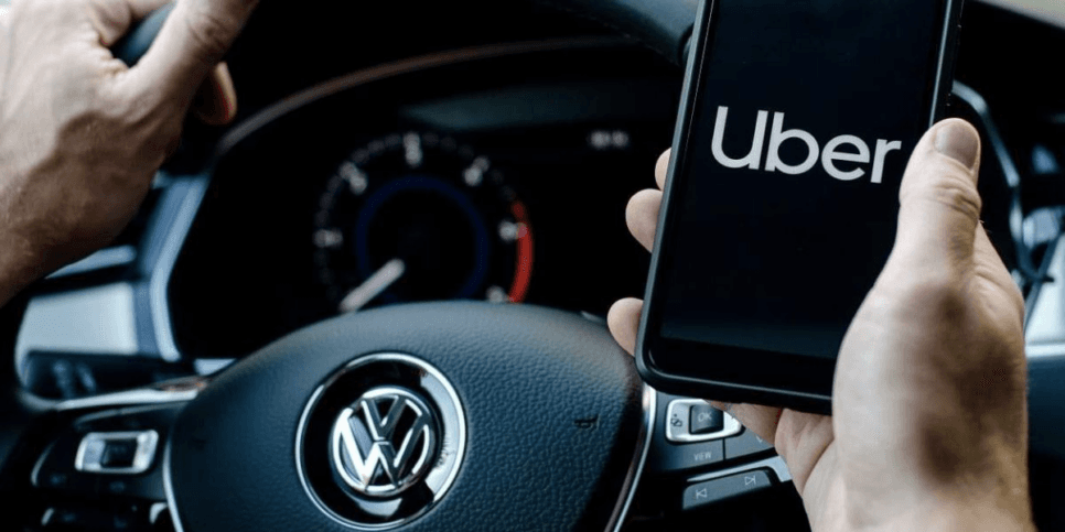 Pessoa dentro do carro com celular na mão - foto: TV Foco