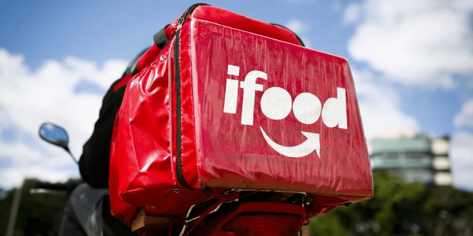 Motoqueiro com entrega do Ifood - foto: própria empresa Motoqueiro com entrega do Ifood - foto: própria empresa
