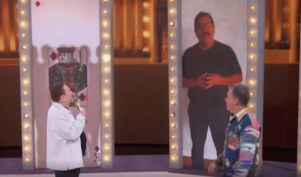 Ratinho homenageia Raul Gil na concorrência (Foto: Reprodução / Globo)
