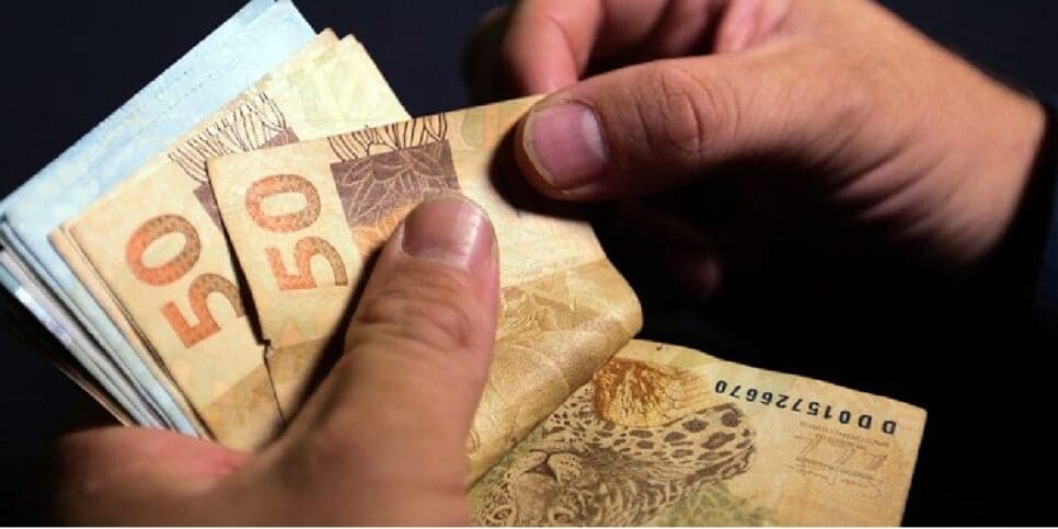 Trabalhador contando dinheiro (Foto: Reprodução/Internet)