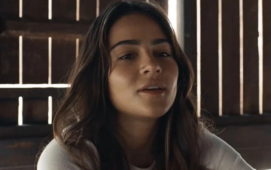 Sandra (Giullia Buscacio) em Renascer (Foto: Reprodução / Globo / Montagem TV Foco)
