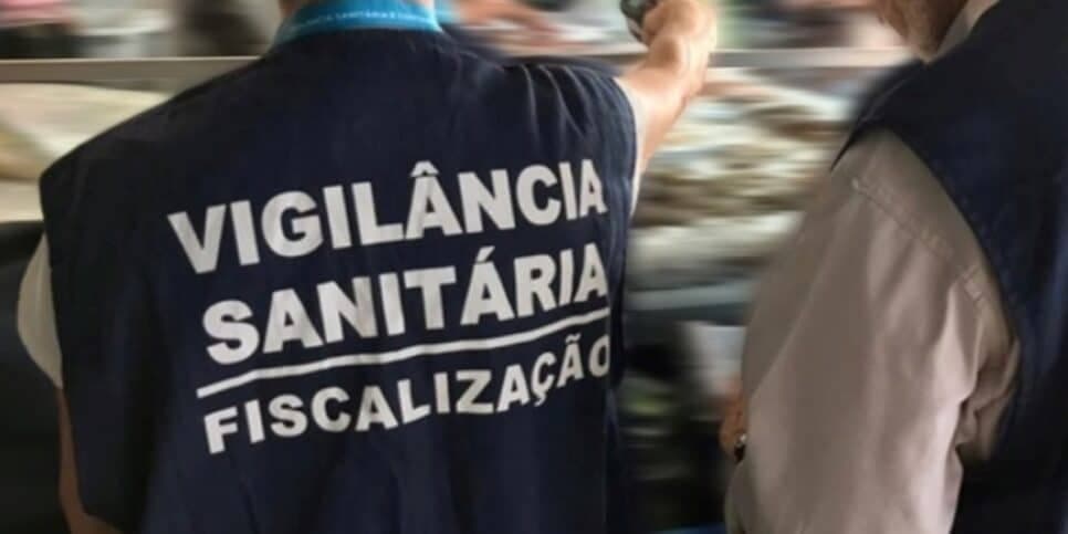 Funcionário da Vigilância Sanitária (Foto: Reprodução / Internet)