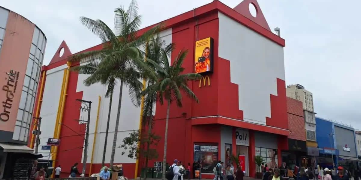 http://tvfoco.uai.com.br/wp-content/uploads/2015/05/Daniela-Mercury.jpg
