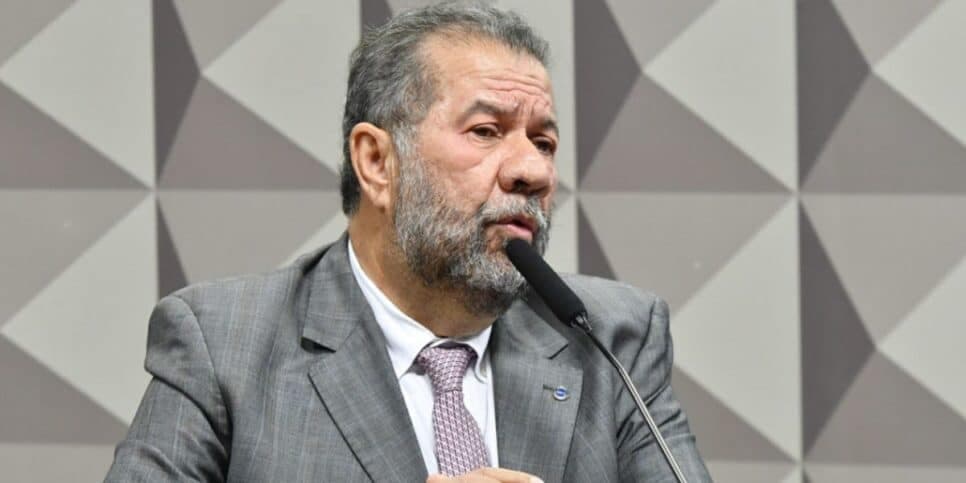 Carlos Lupi comemora a redução no tempo de espera (Reprodução: Geraldo Magela/Agência Senado)