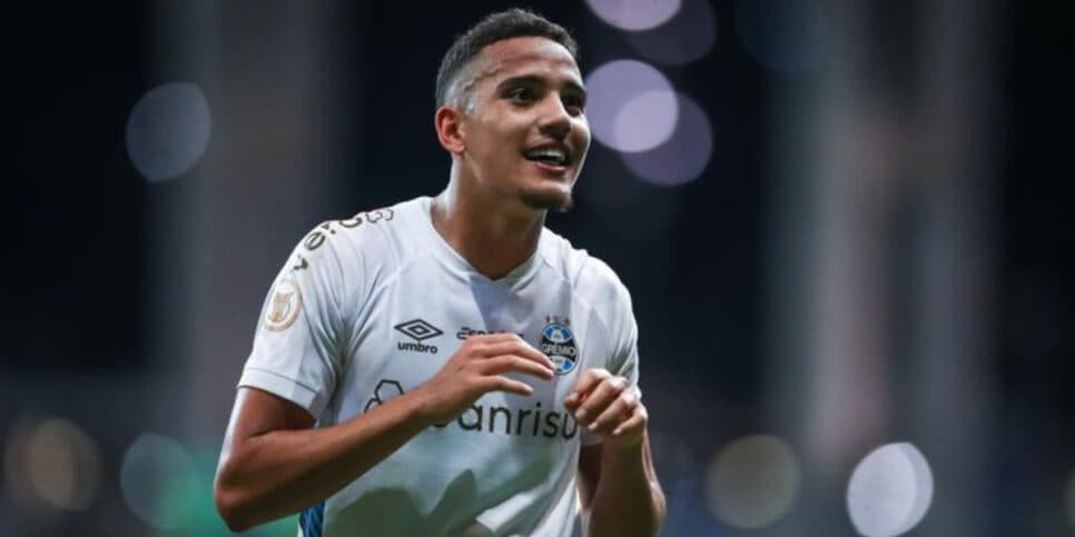Gustavo Martins ficará de fora de alguns jogos do Grêmio (Foto: Divulgação)