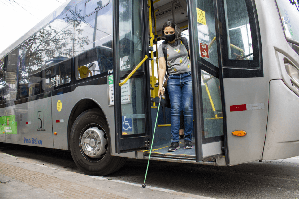 Pessoa com deficiência utilizando o transporte público - foto: SP Trans